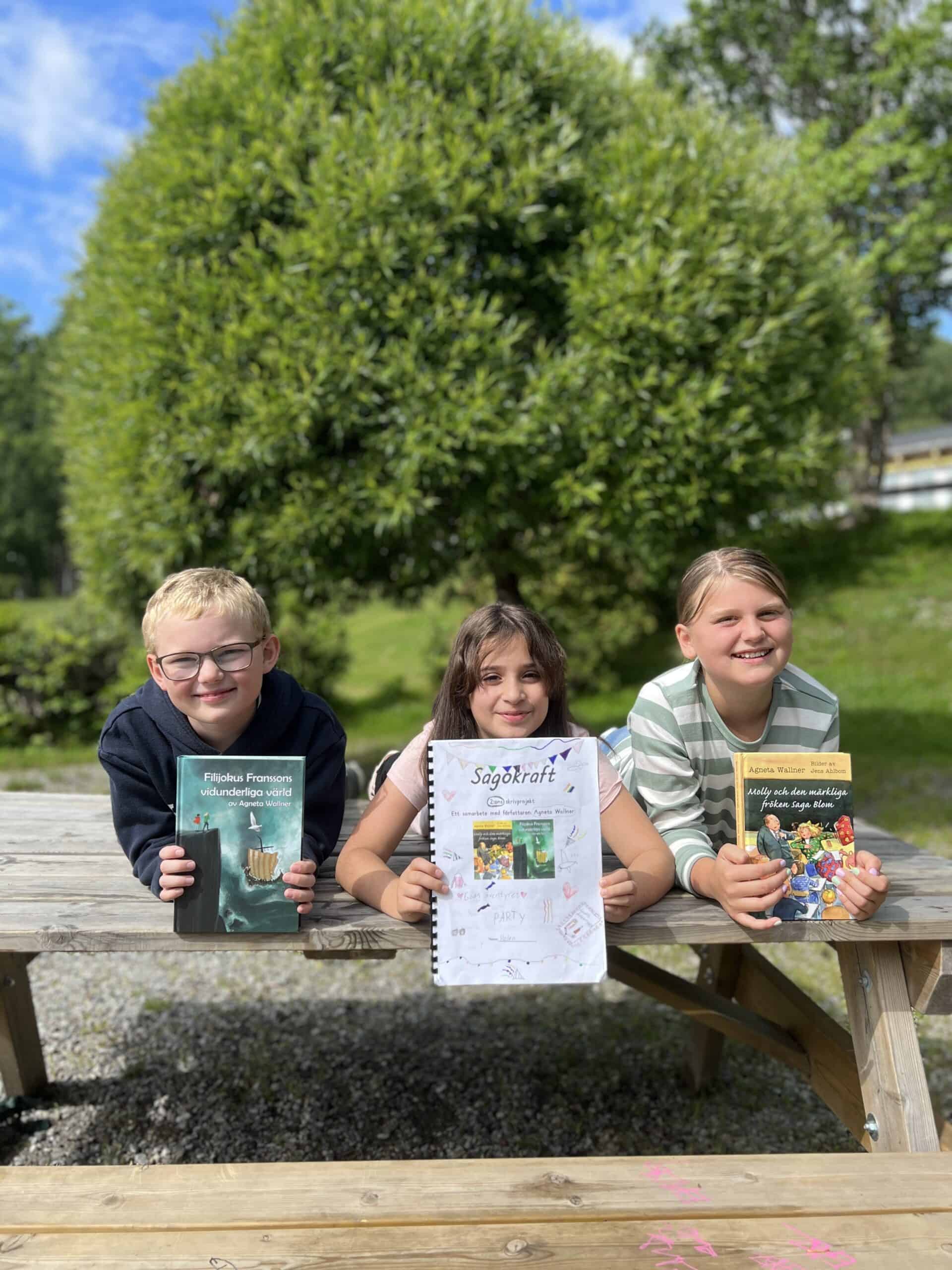 Glada Hudik SagoKraft barn som deltar i ett läs och skrivprojekt