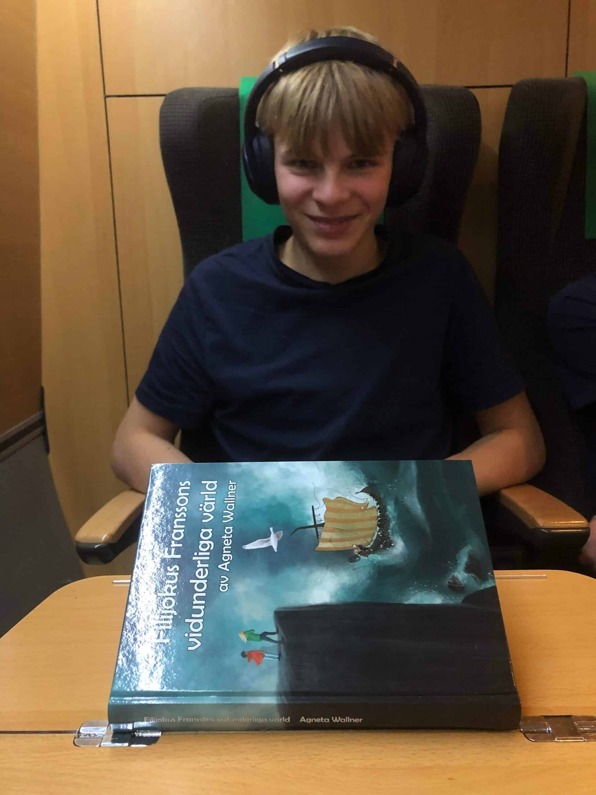 Felix 13 år läser på tåget